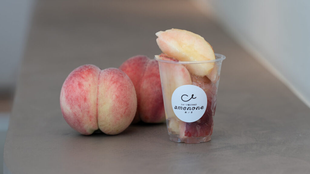 厳選した甘いブランド桃を丸ごと一個使用した桃飴